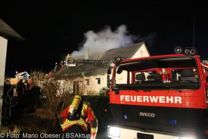 Brand einer Gartenhütte entwickelt sich zum Dachstuhlbrand einer Doppelhaushälfte.