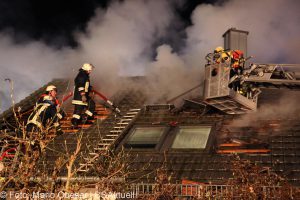 Brand einer Gartenhütte entwickelt sich zum Dachstuhlbrand einer Doppelhaushälfte.