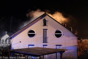 Brand einer Gartenhütte entwickelt sich zum Dachstuhlbrand einer Doppelhaushälfte.