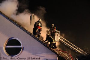 Brand einer Gartenhütte entwickelt sich zum Dachstuhlbrand einer Doppelhaushälfte.