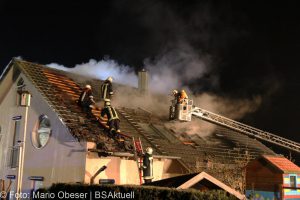 Brand einer Gartenhütte entwickelt sich zum Dachstuhlbrand einer Doppelhaushälfte.