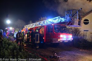 Brand einer Gartenhütte entwickelt sich zum Dachstuhlbrand einer Doppelhaushälfte.