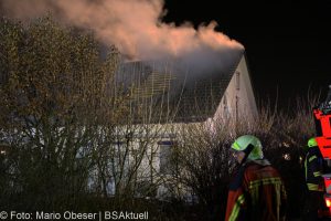 Brand einer Gartenhütte entwickelt sich zum Dachstuhlbrand einer Doppelhaushälfte.