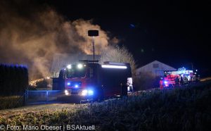 Brand einer Gartenhütte entwickelt sich zum Dachstuhlbrand einer Doppelhaushälfte.