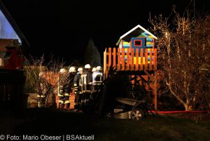 Brand einer Gartenhütte entwickelt sich zum Dachstuhlbrand einer Doppelhaushälfte.