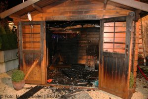Brand einer Gartenhütte entwickelt sich zum Dachstuhlbrand einer Doppelhaushälfte.