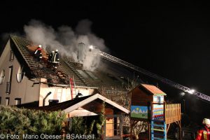 Brand einer Gartenhütte entwickelt sich zum Dachstuhlbrand einer Doppelhaushälfte.