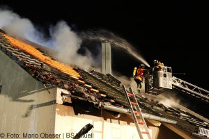Brand einer Gartenhütte entwickelt sich zum Dachstuhlbrand einer Doppelhaushälfte.