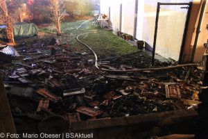 Brand einer Gartenhütte entwickelt sich zum Dachstuhlbrand einer Doppelhaushälfte.