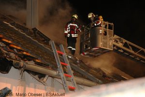 Brand einer Gartenhütte entwickelt sich zum Dachstuhlbrand einer Doppelhaushälfte.