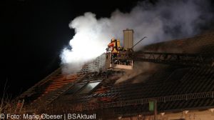 Brand einer Gartenhütte entwickelt sich zum Dachstuhlbrand einer Doppelhaushälfte.