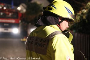Brand einer Gartenhütte entwickelt sich zum Dachstuhlbrand einer Doppelhaushälfte.