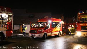 Brand einer Gartenhütte entwickelt sich zum Dachstuhlbrand einer Doppelhaushälfte.