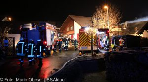 Brand einer Gartenhütte entwickelt sich zum Dachstuhlbrand einer Doppelhaushälfte.