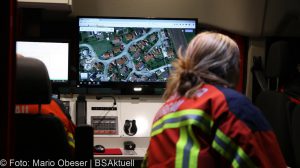 Brand einer Gartenhütte entwickelt sich zum Dachstuhlbrand einer Doppelhaushälfte.