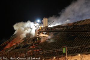 Brand einer Gartenhütte entwickelt sich zum Dachstuhlbrand einer Doppelhaushälfte.