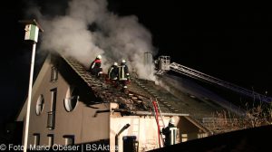 Brand einer Gartenhütte entwickelt sich zum Dachstuhlbrand einer Doppelhaushälfte.