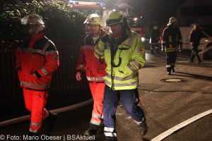 Brand einer Gartenhütte entwickelt sich zum Dachstuhlbrand einer Doppelhaushälfte.