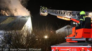 Brand einer Gartenhütte entwickelt sich zum Dachstuhlbrand einer Doppelhaushälfte.