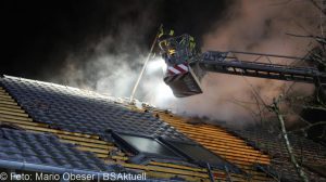 Brand einer Gartenhütte entwickelt sich zum Dachstuhlbrand einer Doppelhaushälfte.
