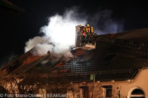 Brand einer Gartenhütte entwickelt sich zum Dachstuhlbrand einer Doppelhaushälfte.