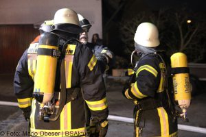 Brand einer Gartenhütte entwickelt sich zum Dachstuhlbrand einer Doppelhaushälfte.