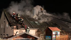 Brand einer Gartenhütte entwickelt sich zum Dachstuhlbrand einer Doppelhaushälfte.