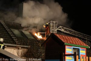 Brand einer Gartenhütte entwickelt sich zum Dachstuhlbrand einer Doppelhaushälfte.