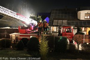 Brand einer Gartenhütte entwickelt sich zum Dachstuhlbrand einer Doppelhaushälfte.