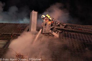 Brand einer Gartenhütte entwickelt sich zum Dachstuhlbrand einer Doppelhaushälfte.
