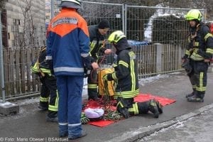 Brand Lauingen Asylbewerberunterkunft Feuerwehr und THW