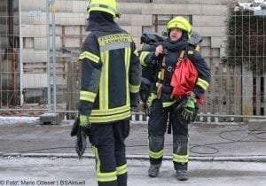 Brand Lauingen Asylbewerberunterkunft Feuerwehr und THW