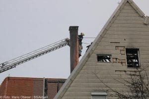 Brand Lauingen Asylbewerberunterkunft Feuerwehr und THW
