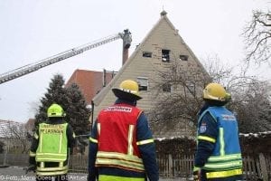 Brand Lauingen Asylbewerberunterkunft Feuerwehr und THW