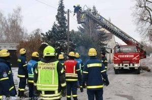 Brand Lauingen Asylbewerberunterkunft Feuerwehr und THW