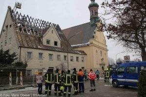 Brand Lauingen Asylbewerberunterkunft Feuerwehr und THW
