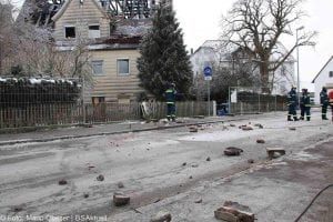 Brand Lauingen Asylbewerberunterkunft Feuerwehr und THW