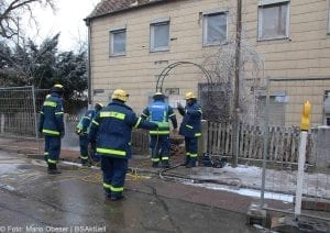 Brand Lauingen Asylbewerberunterkunft Feuerwehr und THW