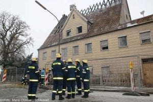 Brand Lauingen Asylbewerberunterkunft Feuerwehr und THW