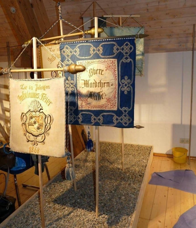 Aufbau historische Kinderfest-Standarten