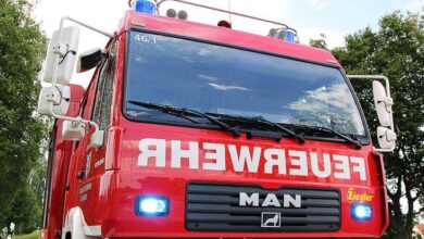 Feuerwehrfahrzeug mit Blitzer Blaulicht Feuerwehr