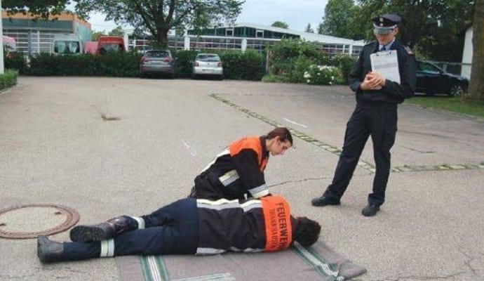 Leistungsabzeichen Feuerwehr Thannhausen - Stabile Seitenlage