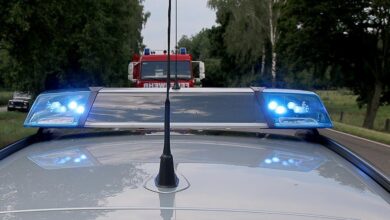 Polizei und Feuerwehrfahrzeug Blaulicht