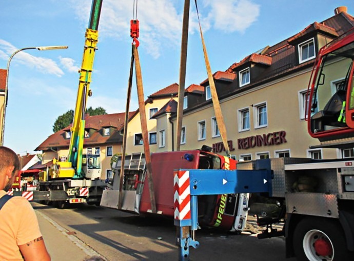 Pöttmes - Umgekipptes Feuerwewhrfahrzeug
