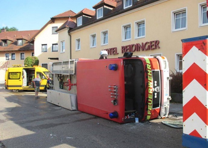 Pöttmes - Umgekipptes Feuerwewhrfahrzeug