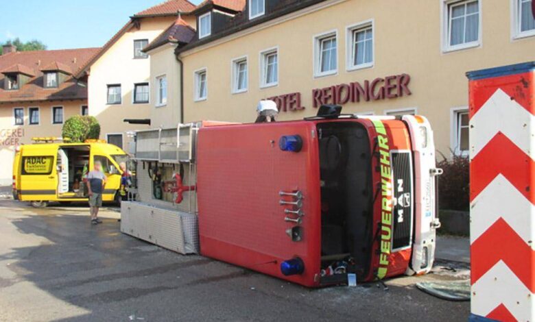Pöttmes - Umgekipptes Feuerwewhrfahrzeug