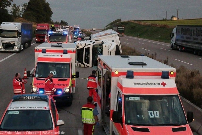 Verkehrsunfall LKW auf A8 zwischen Guenzburg-Burgau