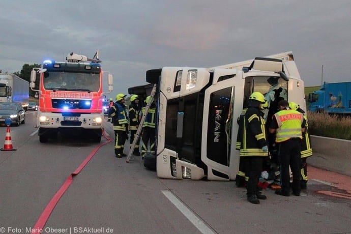 Verkehrsunfall LKW auf A8 zwischen Guenzburg-Burgau