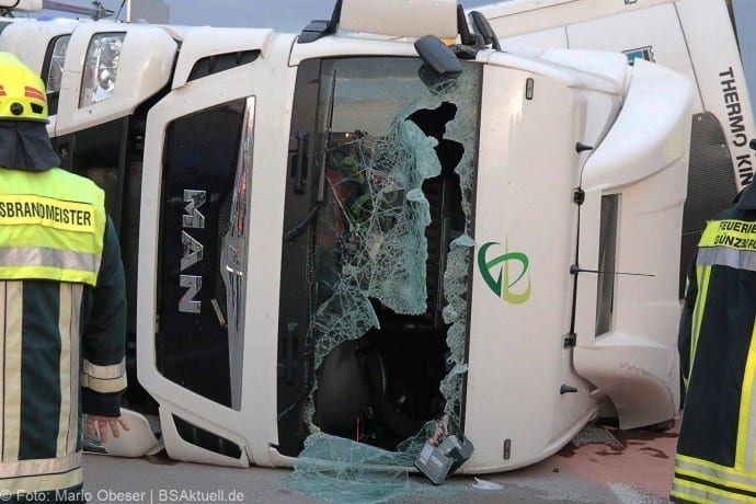 Verkehrsunfall LKW auf A8 zwischen Guenzburg-Burgau