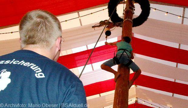 Volksfest Guenzburg - Kraxelbeum im Festzelt